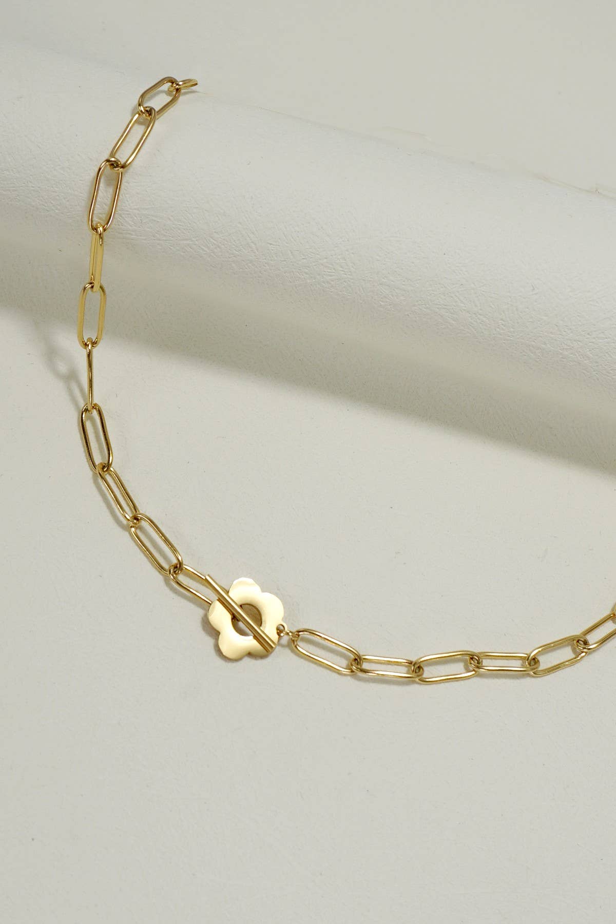 STAINLESS STEEL TARNISH FREE FLOWER TOGGLE NECKLACE | 40H343