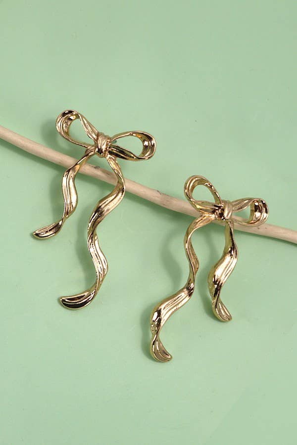 HAMMERED LONG BOW RIBBON DROP EARRINGS | 31E24407