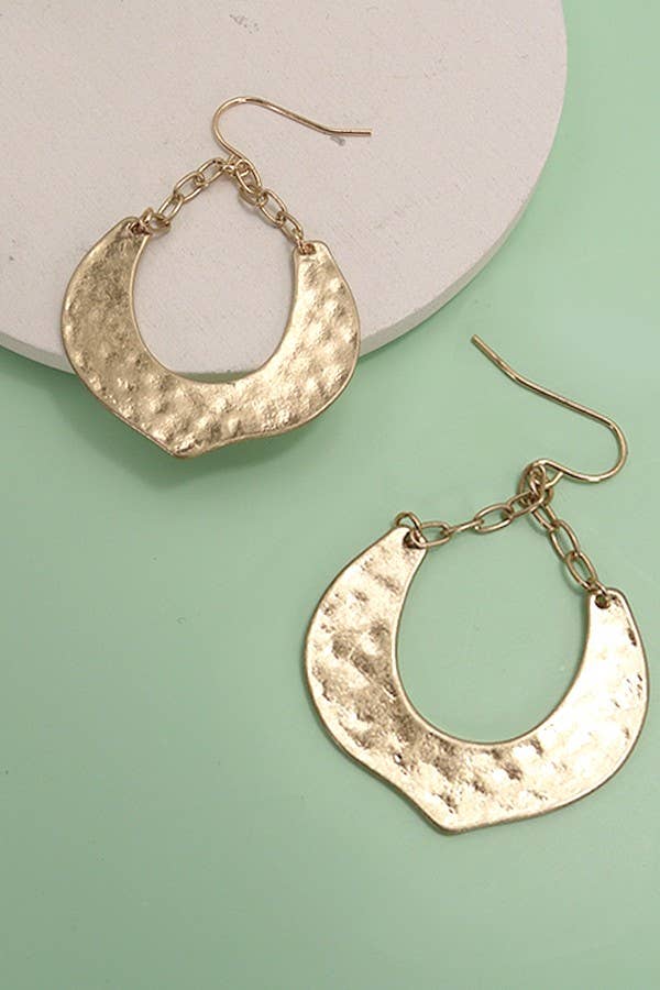 HAMMERED HORSESHOE DROP EARRING | 31E21566: GOLD