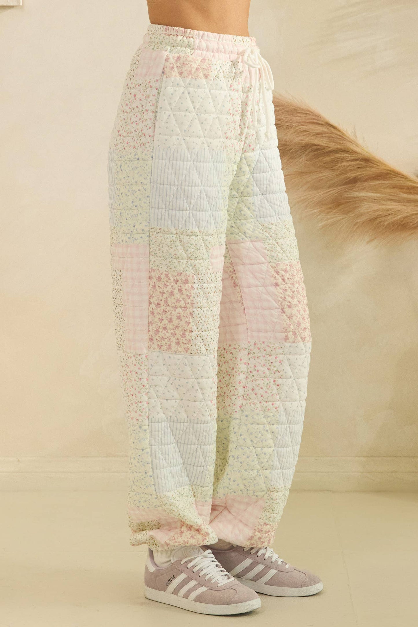 Floral textured lounge pants: Pastel combo / L