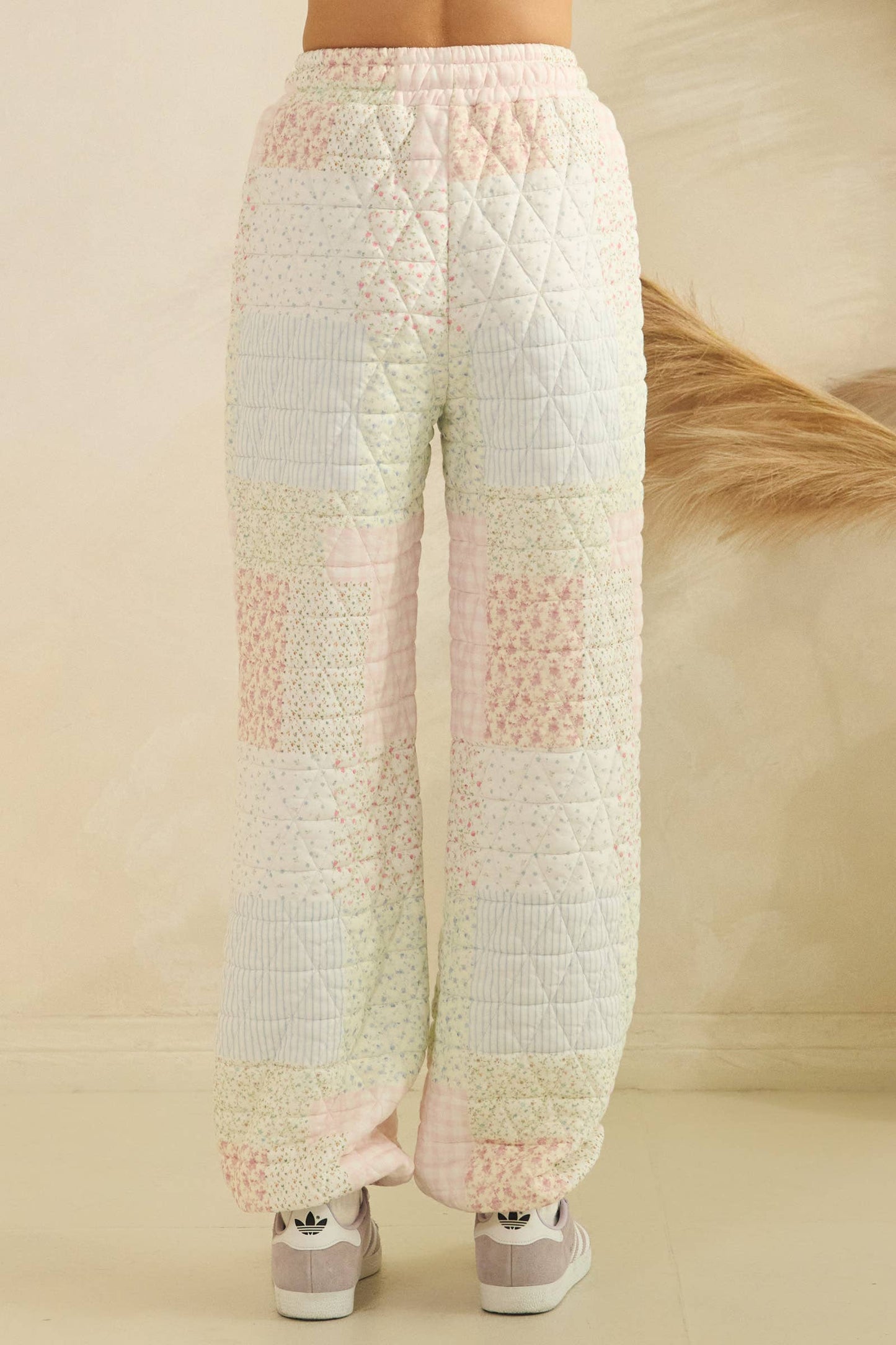 Floral textured lounge pants: Pastel combo / S