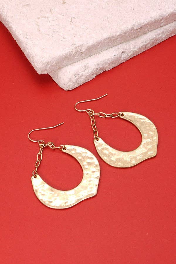 HAMMERED HORSESHOE DROP EARRING | 31E21566: GOLD
