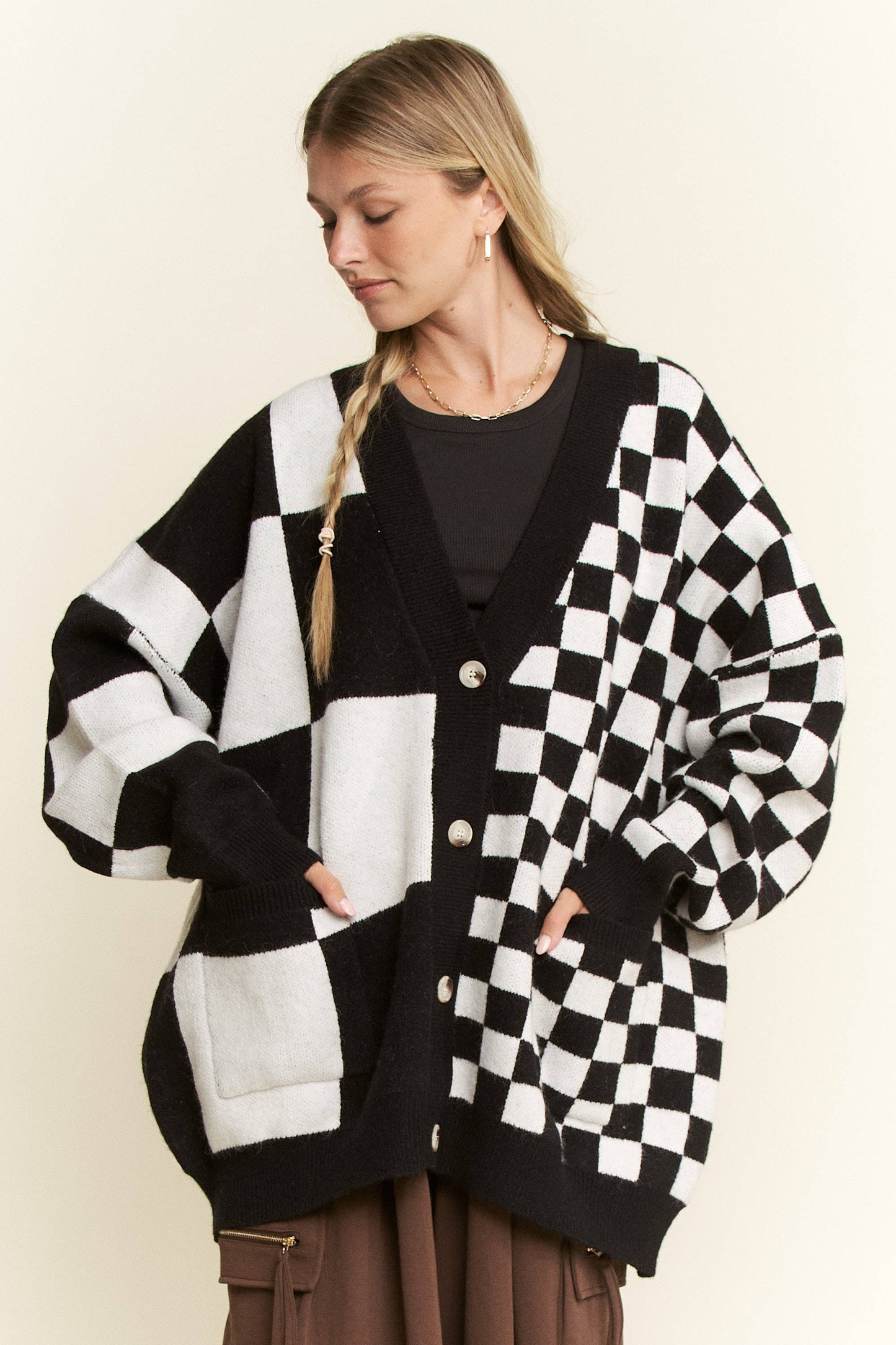BUTTON DOWN LONG SLEEVE CHECKERED OVERSIZED CARDIGAN: BLACK/WHITE / S/M