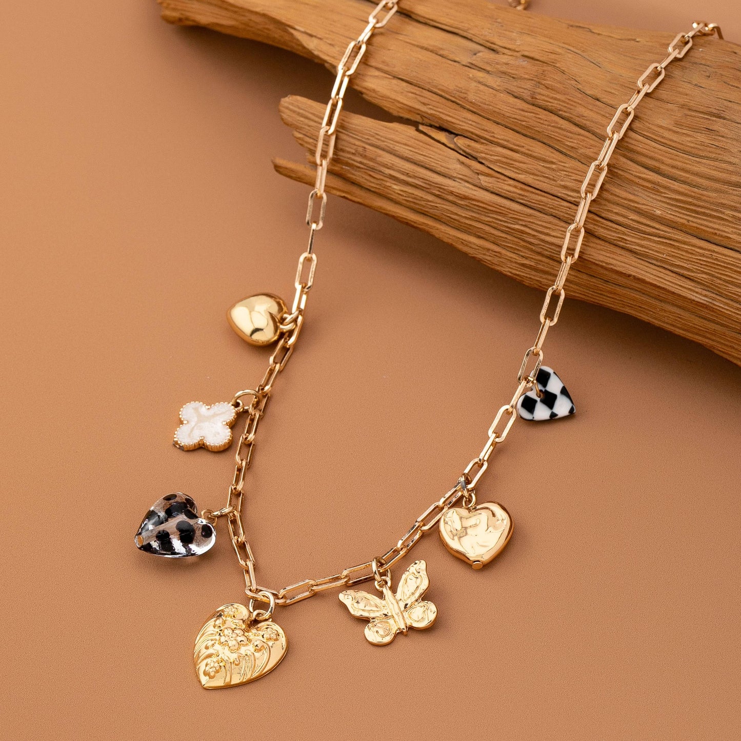 J40. CHARM NECKLACE HEARTS CHECKER RHINESTONE