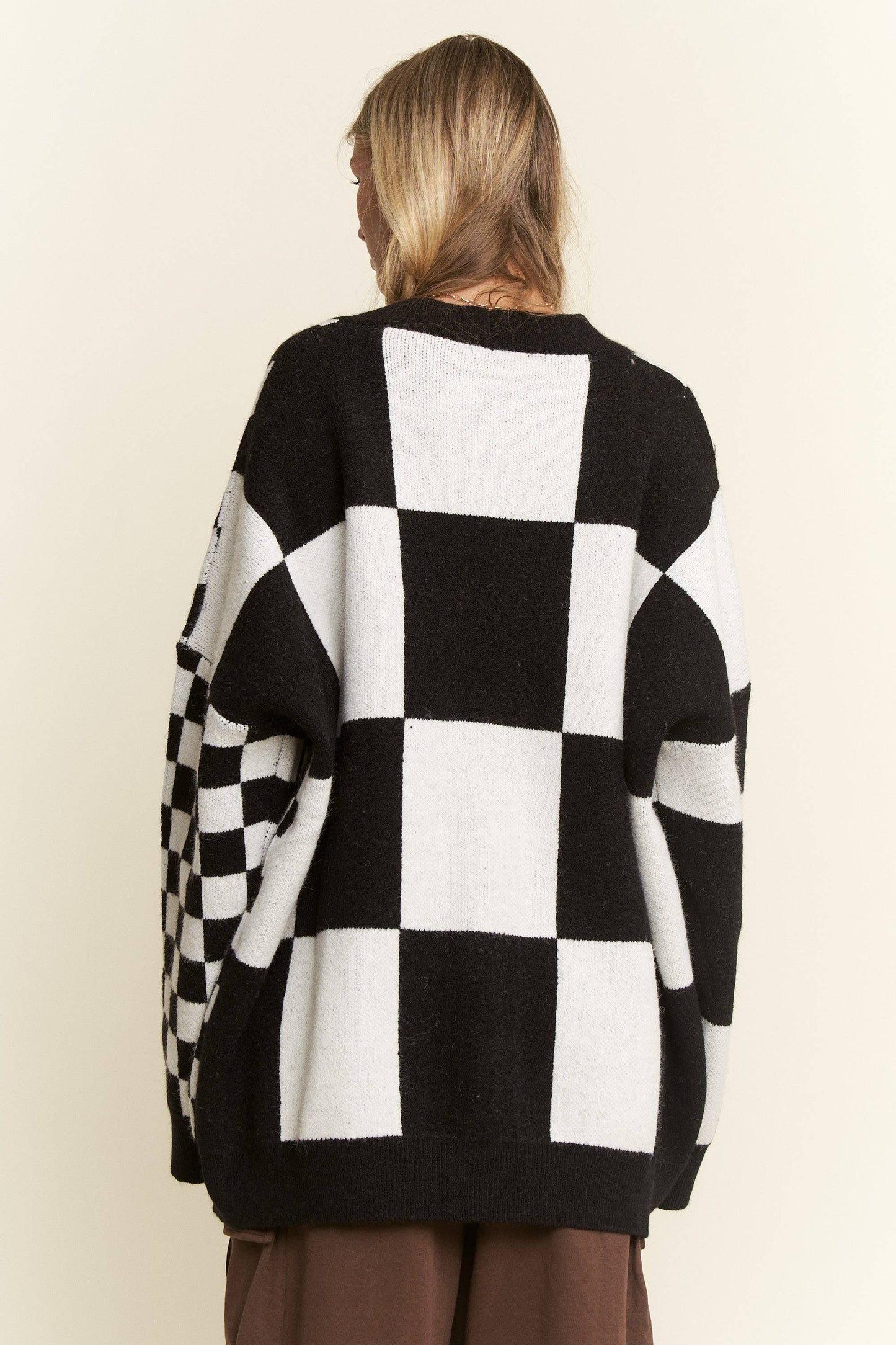 BUTTON DOWN LONG SLEEVE CHECKERED OVERSIZED CARDIGAN: BLACK/WHITE / S/M