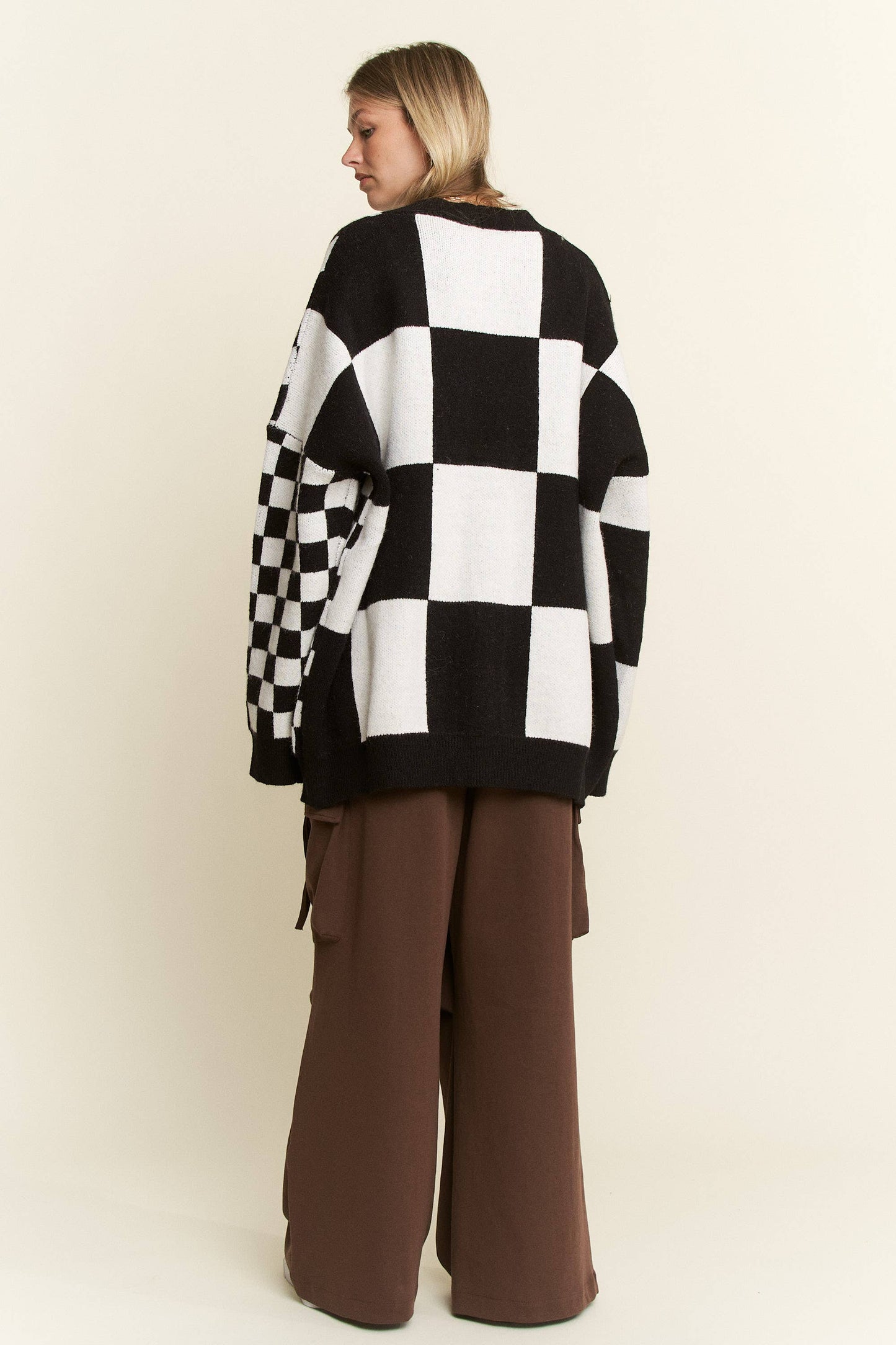 BUTTON DOWN LONG SLEEVE CHECKERED OVERSIZED CARDIGAN: BLACK/WHITE / S/M