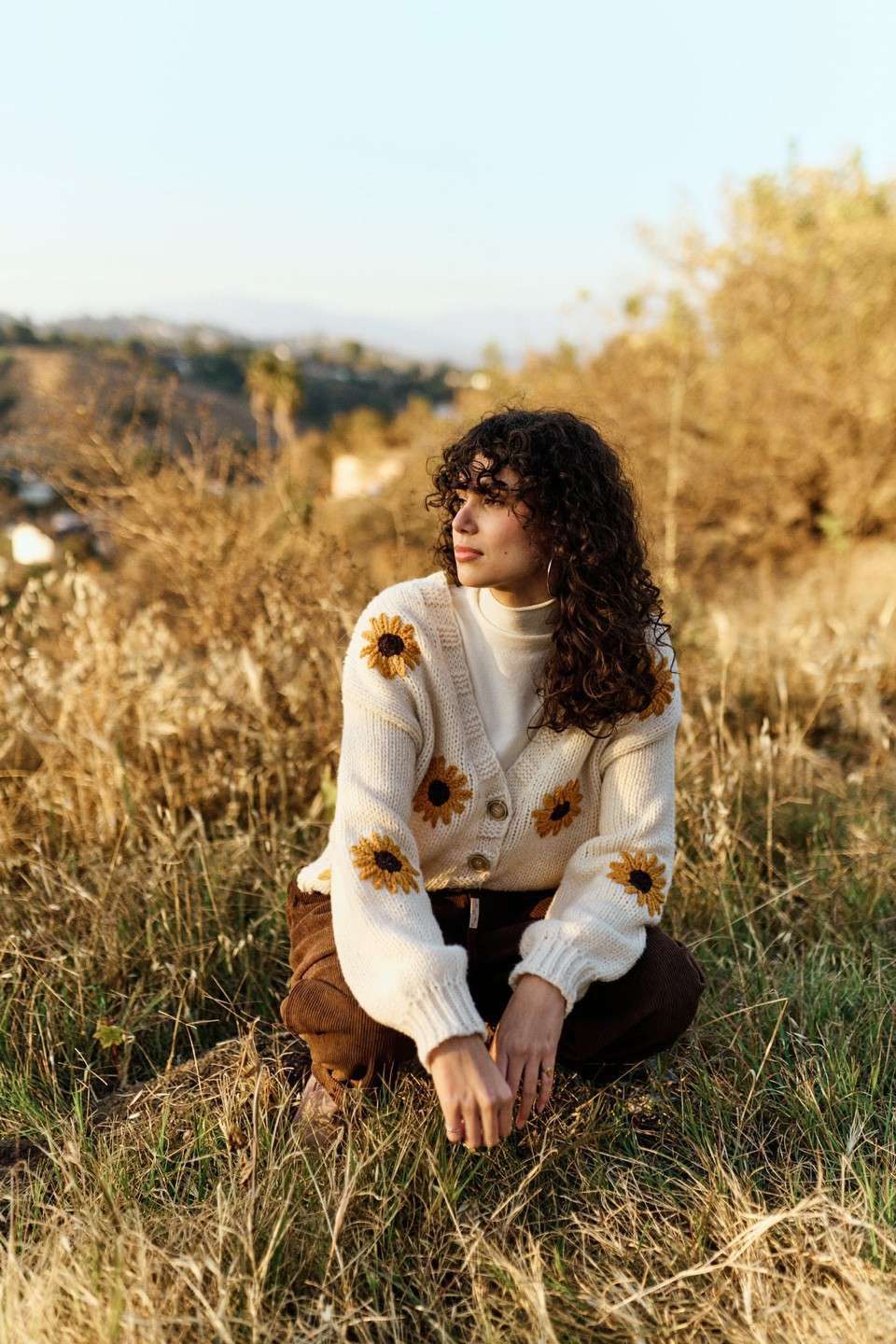 Sunflower Embroidered V Neck Cardigan: Cream / S