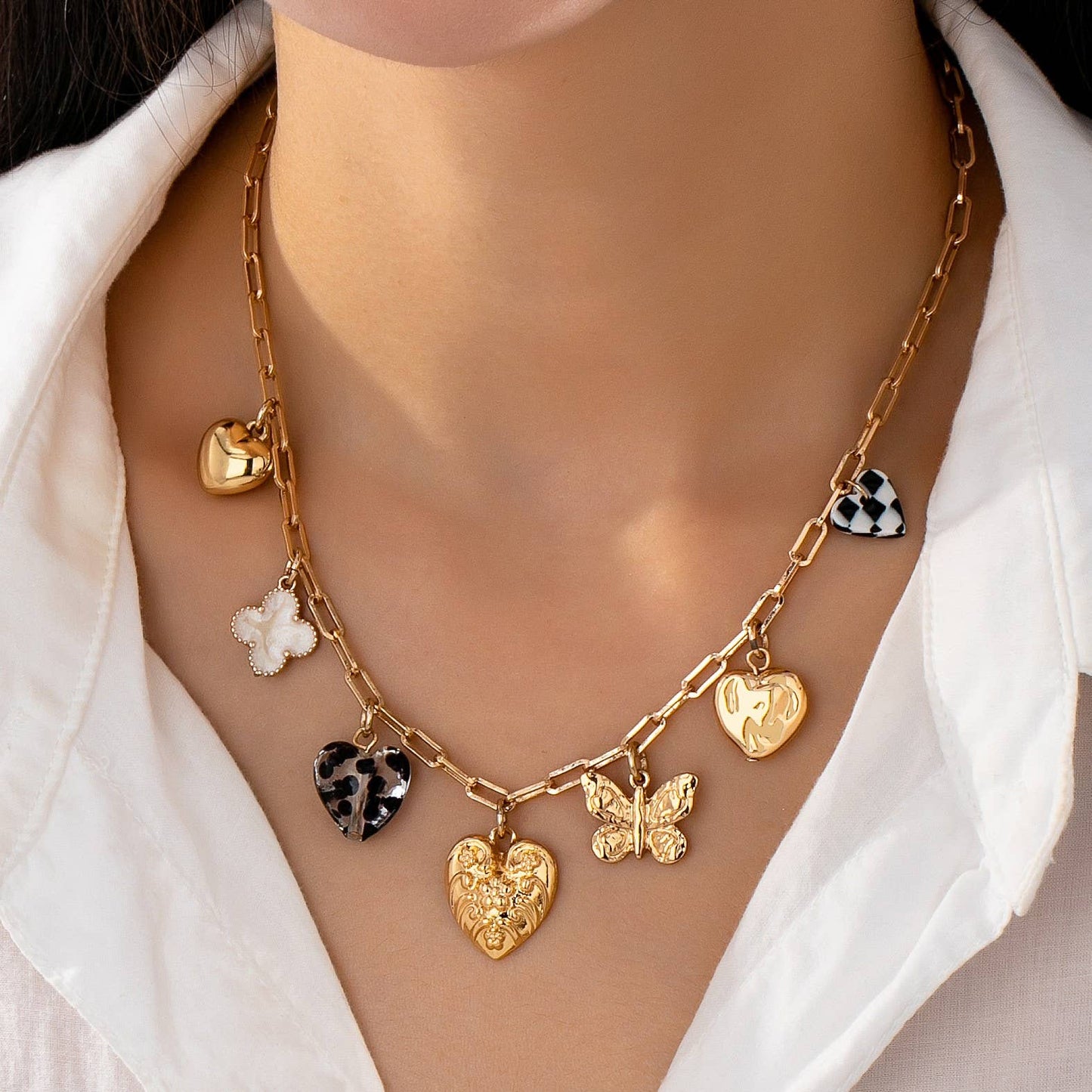 J40. CHARM NECKLACE HEARTS CHECKER RHINESTONE