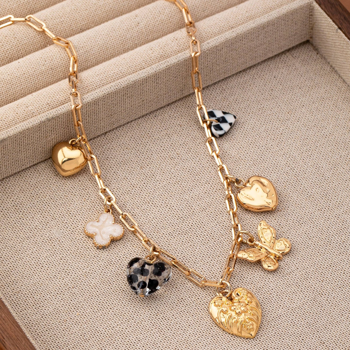 J40. CHARM NECKLACE HEARTS CHECKER RHINESTONE