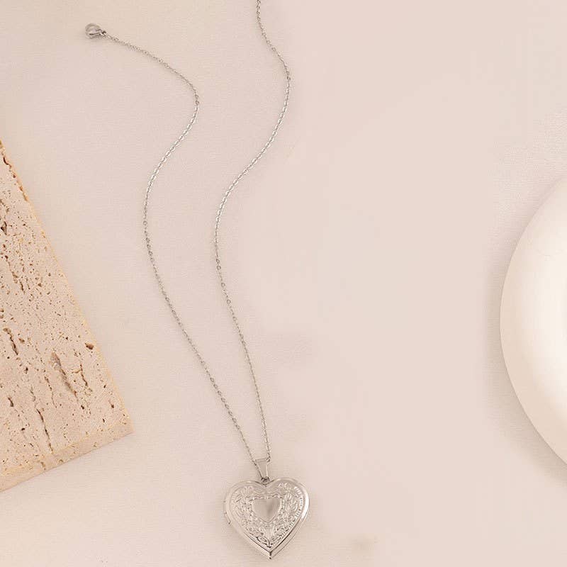 J25. 18K STAINLESS STEEL TARNISH FREE LOCKET NECKLACE | 40NK410: Silver