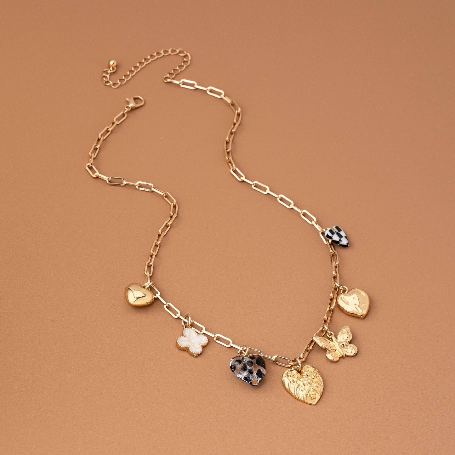 J40. CHARM NECKLACE HEARTS CHECKER RHINESTONE