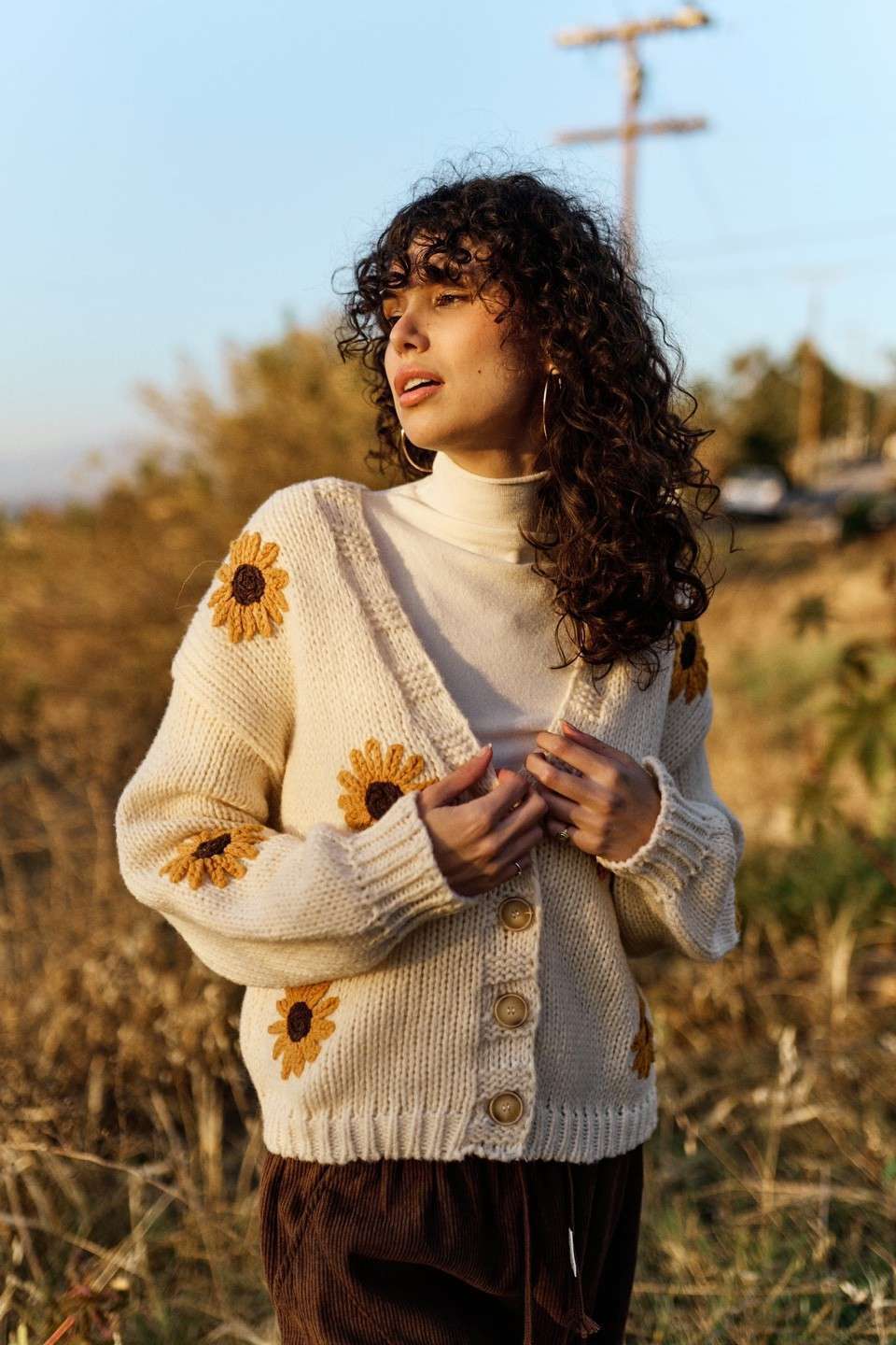 Sunflower Embroidered V Neck Cardigan: Cream / L