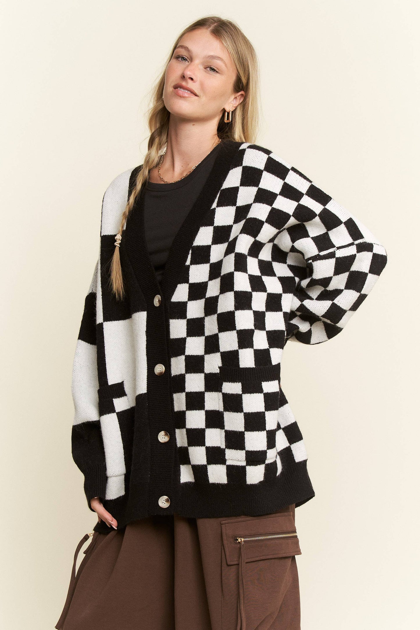 BUTTON DOWN LONG SLEEVE CHECKERED OVERSIZED CARDIGAN: BLACK/WHITE / S/M