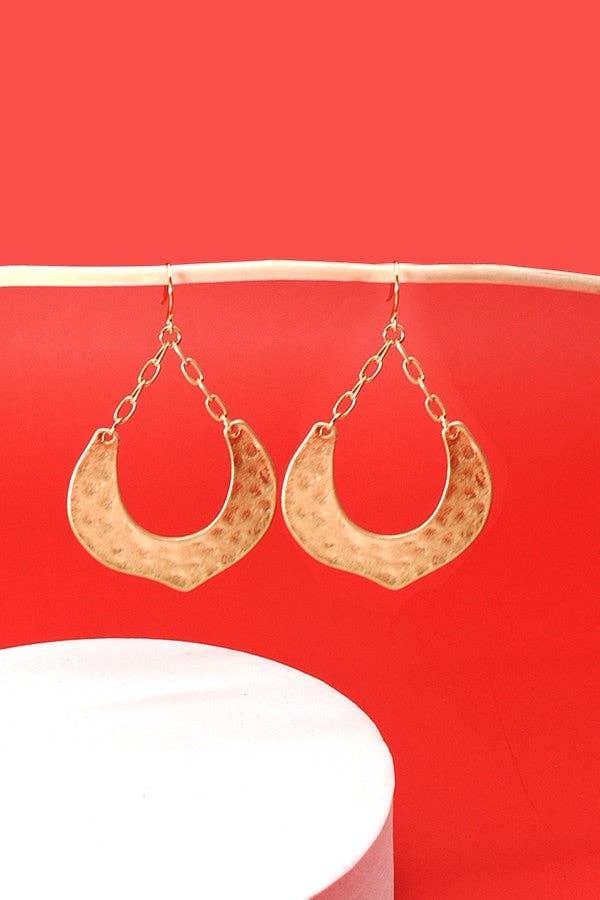 HAMMERED HORSESHOE DROP EARRING | 31E21566: GOLD