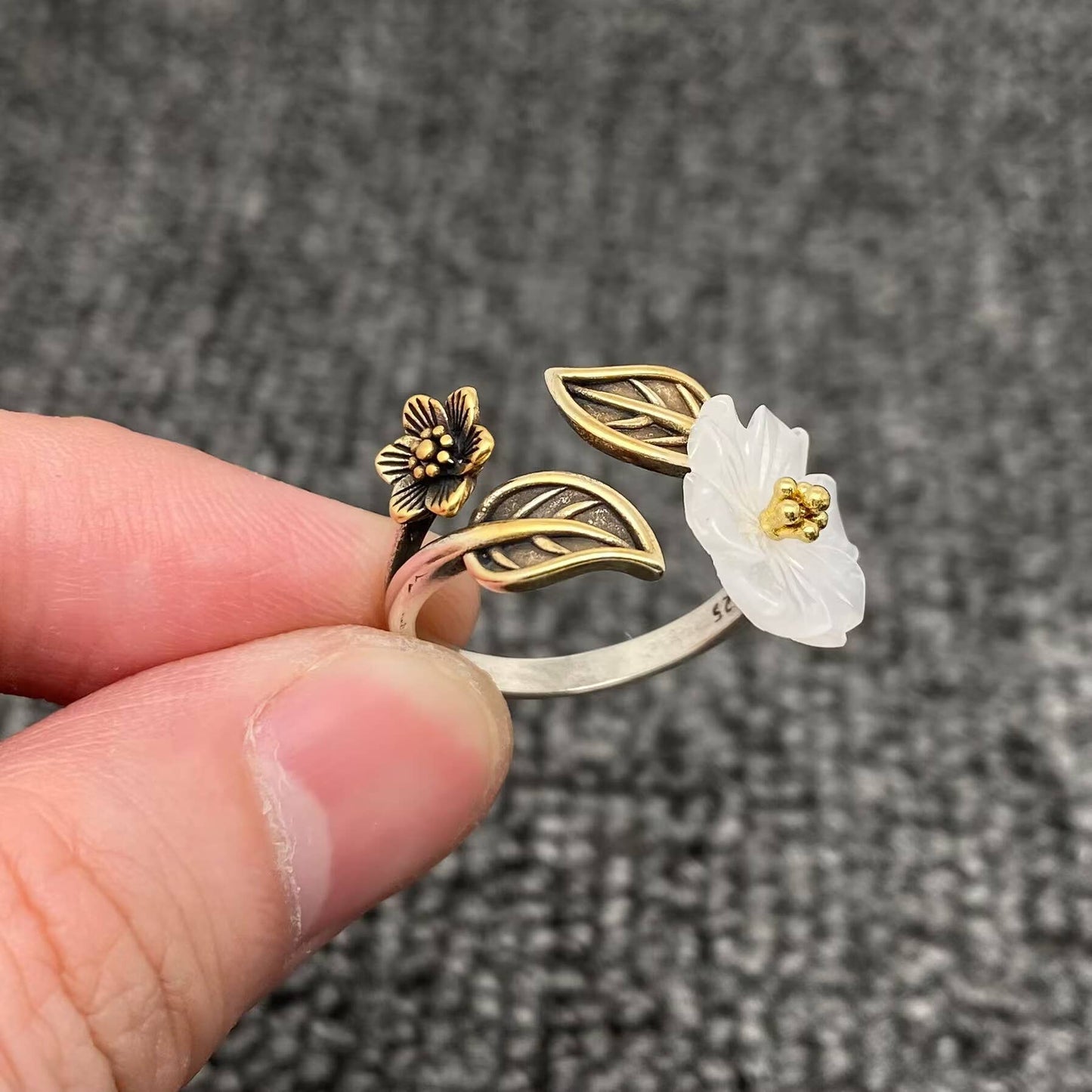 Vintage White Acrylic Flower Adjustable Metal Ring