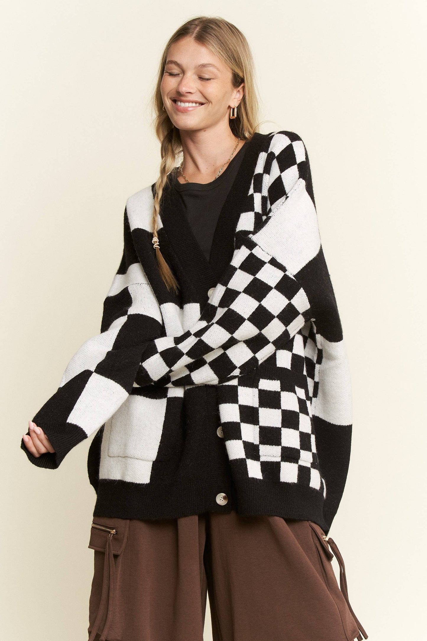 BUTTON DOWN LONG SLEEVE CHECKERED OVERSIZED CARDIGAN: BLACK/WHITE / S/M