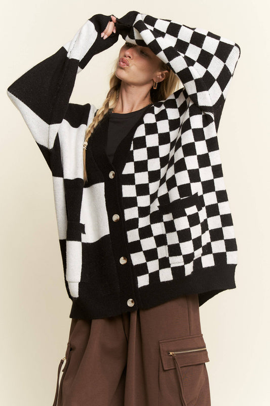 BUTTON DOWN LONG SLEEVE CHECKERED OVERSIZED CARDIGAN: BLACK/WHITE / S/M