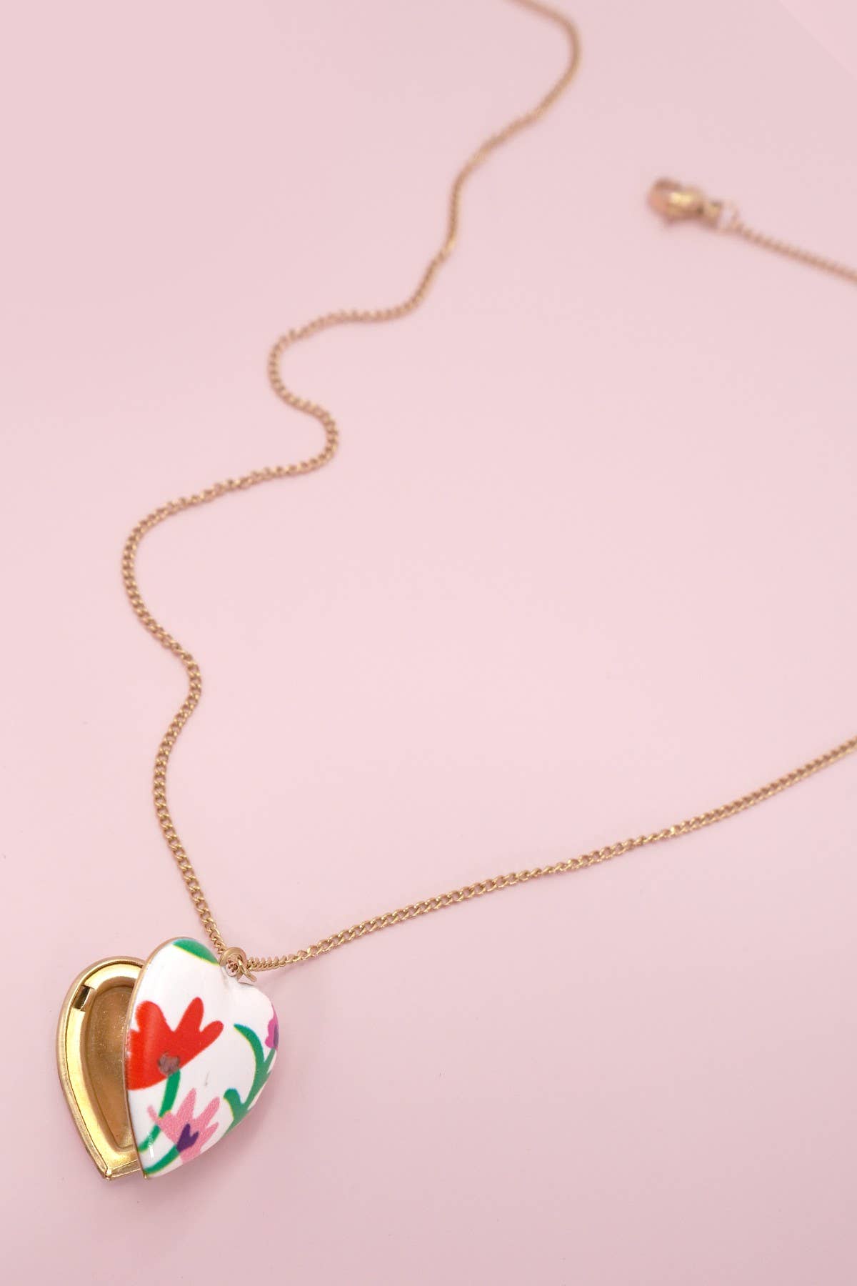 J29. 18K STAINLESS STEEL TARNISH FREE LOCKET NECKLACE