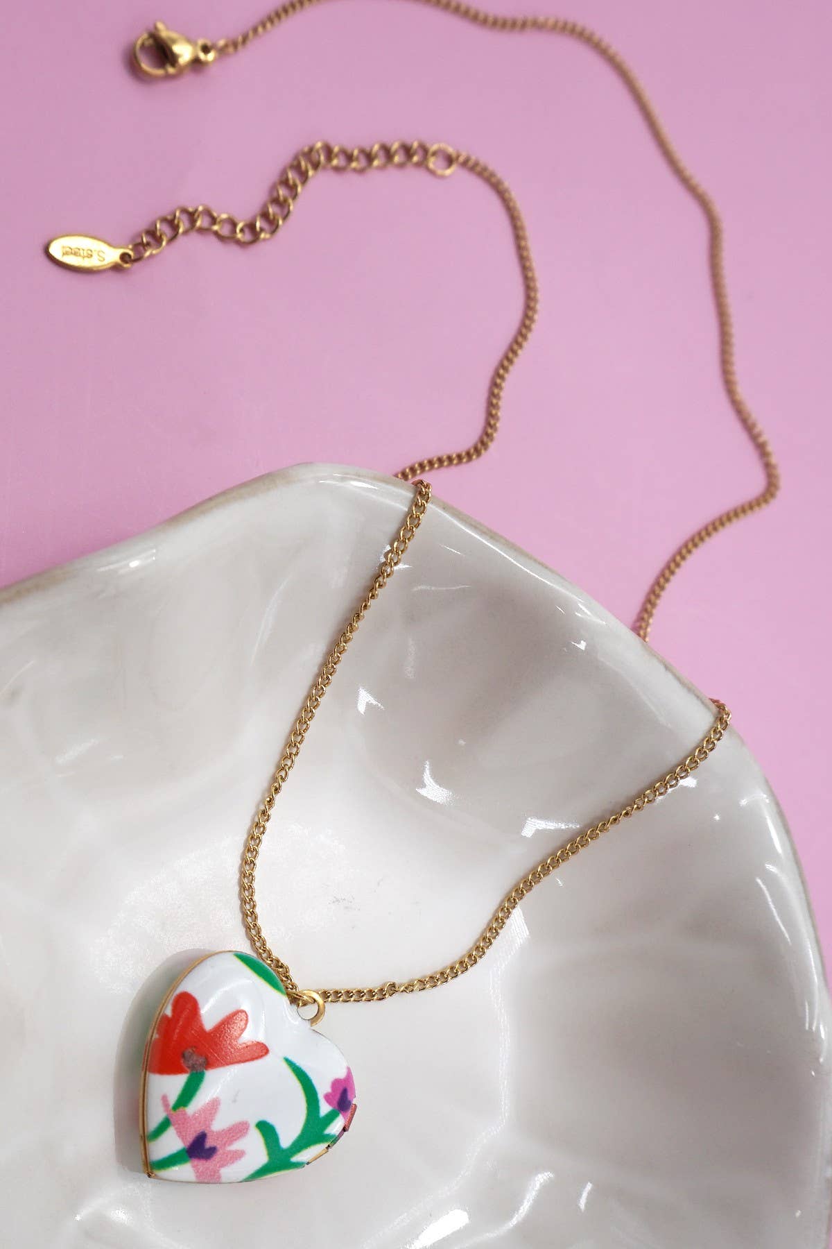 J29. 18K STAINLESS STEEL TARNISH FREE LOCKET NECKLACE