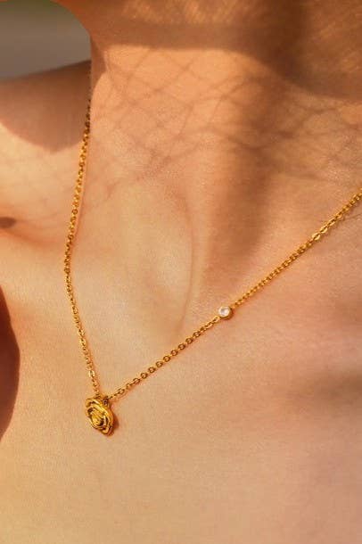 18K STAINLESS STEEL TARNISH FREE FLOWER NECKLACE | 40NK9545: GOLD