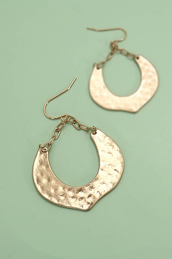 HAMMERED HORSESHOE DROP EARRING | 31E21566: GOLD