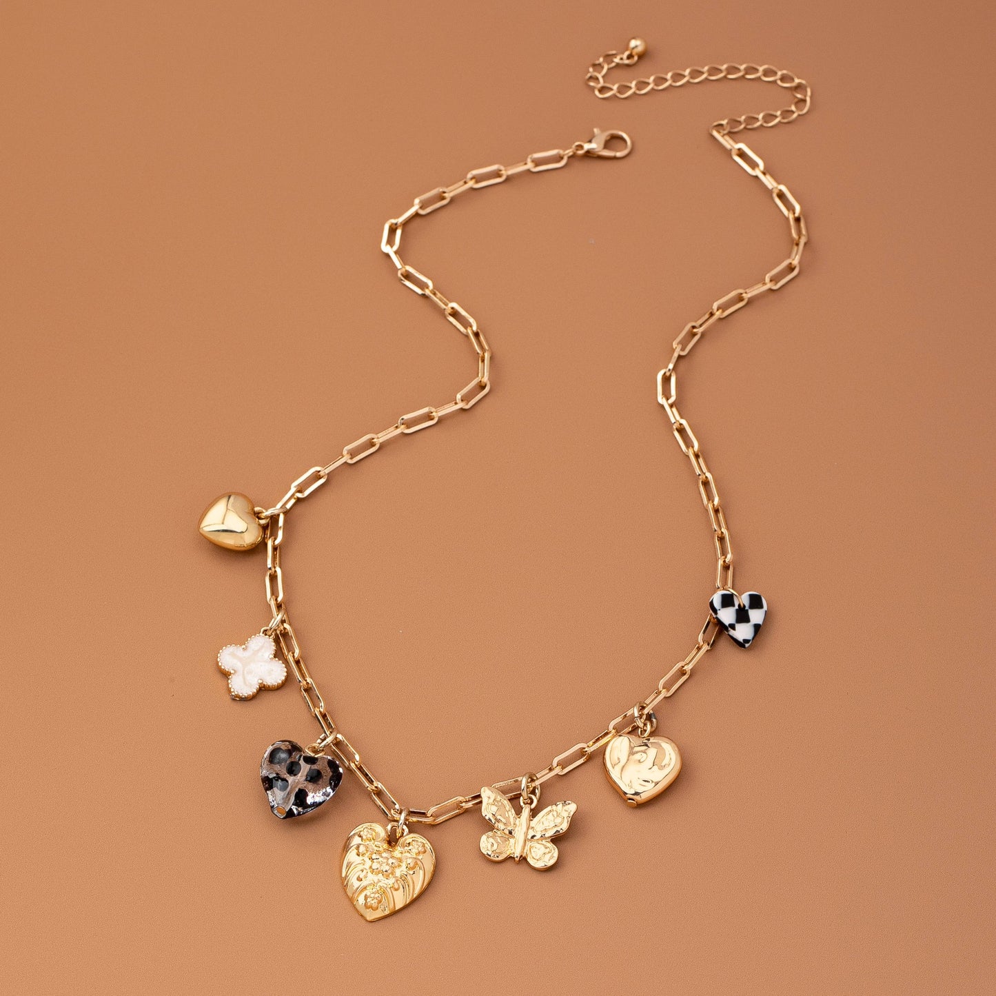 J40. CHARM NECKLACE HEARTS CHECKER RHINESTONE
